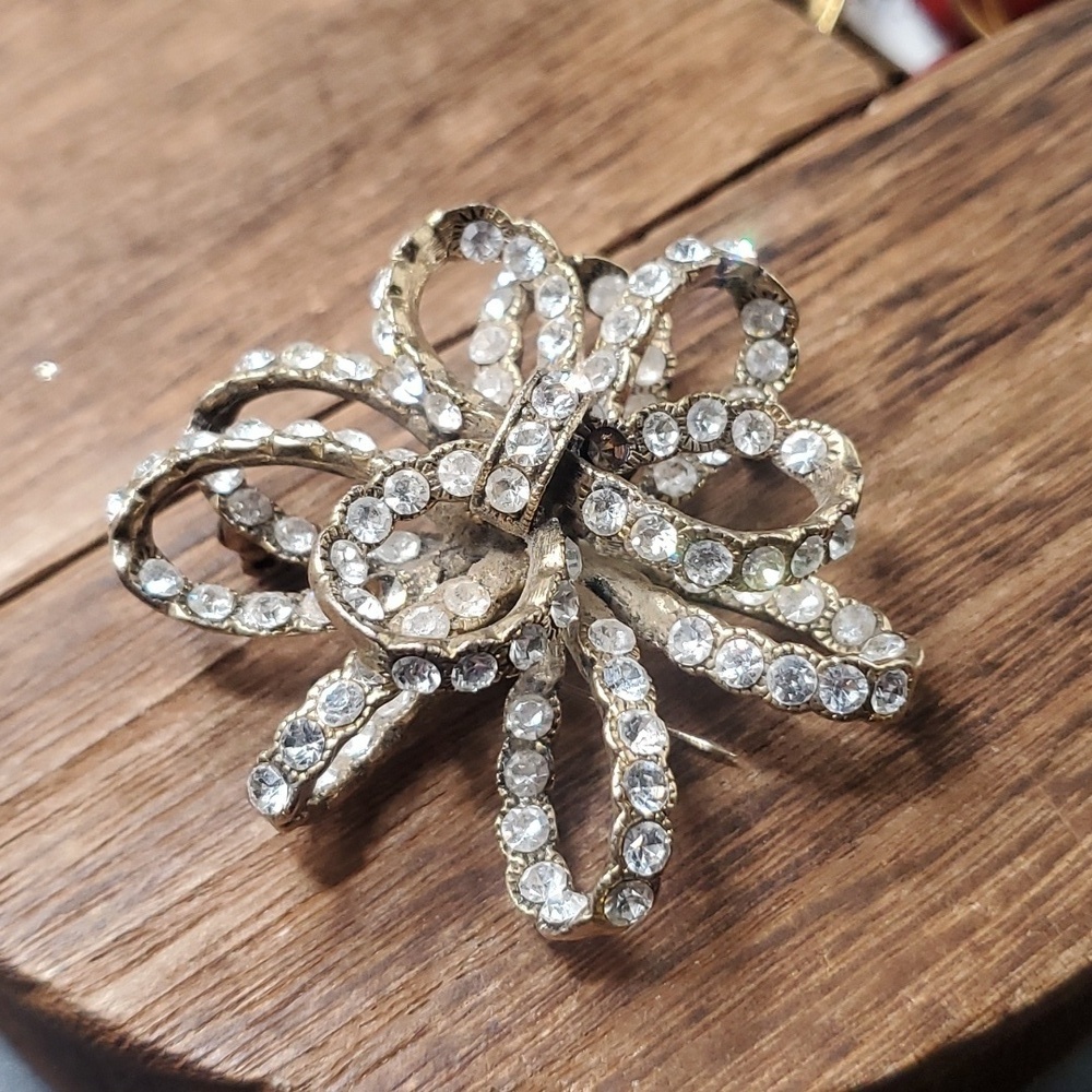 Unsigned vintage‎ whiting and davis crystal twist flower brooch stunning B807